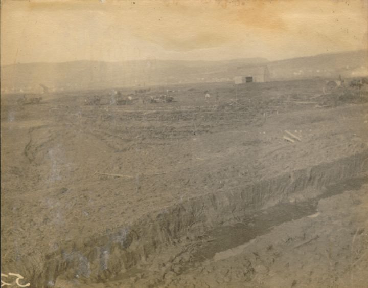 Construction d'aboiteau dans la région de Riverside-Albert (Chipoudie), dans le sud-est du Nouveau-Brunswick, 1902