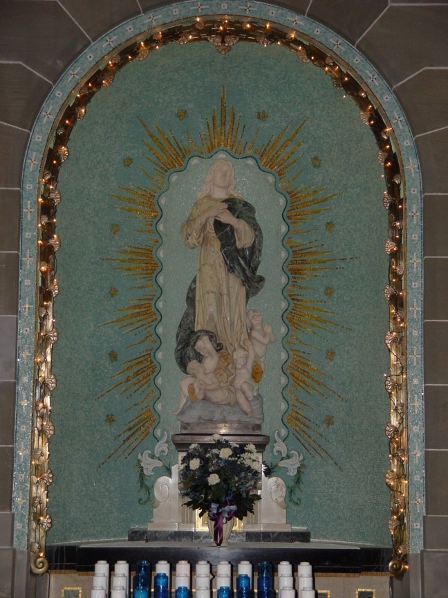 Statue de l'Assomption à la cathédrale de Moncton, Nouveau-Brunswick