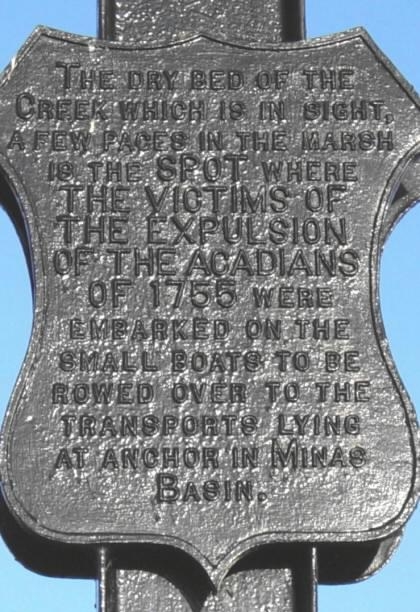 Inscription sur la croix de fer commémorant la déportation des Acadiens