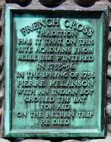 Inscription sur la croix de pierre de Morden, Nouvelle-Écosse, commémorant l'hivernage des réfugiés acadiens de Belle-Isle en 1755-1756
