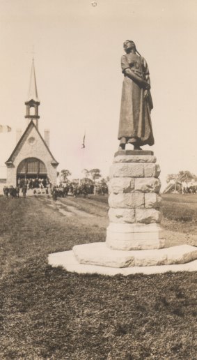 Statue d'Évangéline, avec l'église historique de Grand-Pré en arrière-plan