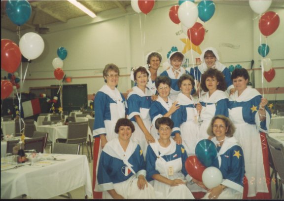 Groupe d'hôtesses acadiennes au Festival de la gastronomie acadienne tenu à Pointe-Sapin, Nouveau-Brunswick