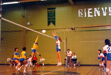 Partie de volleyball féminin lors de la 7e finale des Jeux de l'Acadie tenue à Lamèque, Nouveau-Brunswick, en 1986