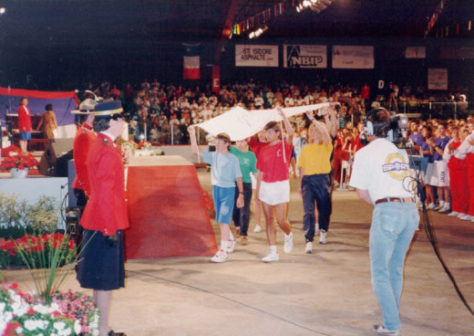 Arrivée du drapeau des Jeux de l'Acadie lors des cérémonies d'ouverture de la 12e finale des Jeux de l'Acadie tenue à Dalhousie, Nouveau-Brunswick, en 1991
