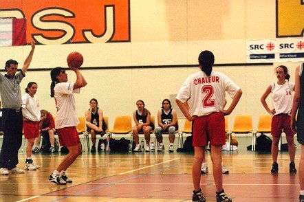 Partie de basketball féminin lors de la 17e finale des Jeux de l'Acadie tenue à Saint-Jean, Nouveau-Brunswick, en 1996