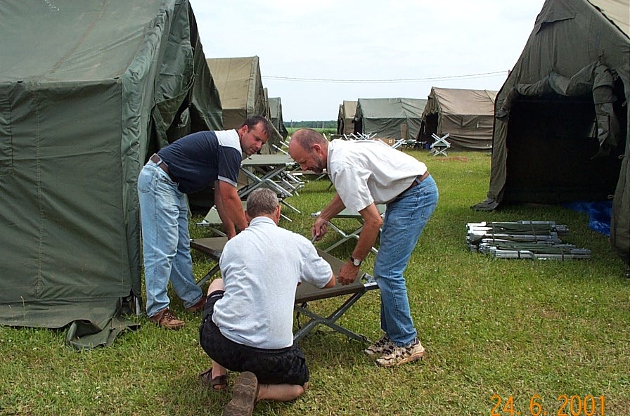 Bénévoles préparant les tentes du village des athlètes lors de la 22e finale des Jeux de l'Acadie tenue à Abram-Village / Wellington, Île-du-Prince-Édouard, en 2001