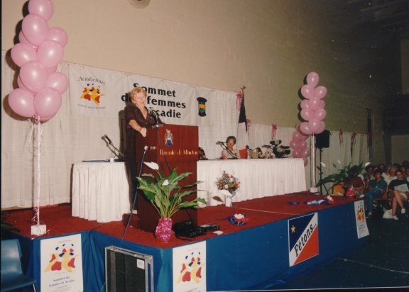 Antonine Maillet donnant un discours lors du Sommet des femmes en Acadie, en août 1994