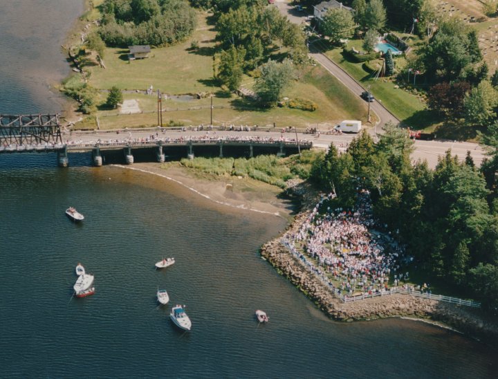 Levée du drapeau acadien le 15 août, à Saint-Louis-de-Kent, Nouveau-Brunswick, lors du Congrès mondial acadien de 1994